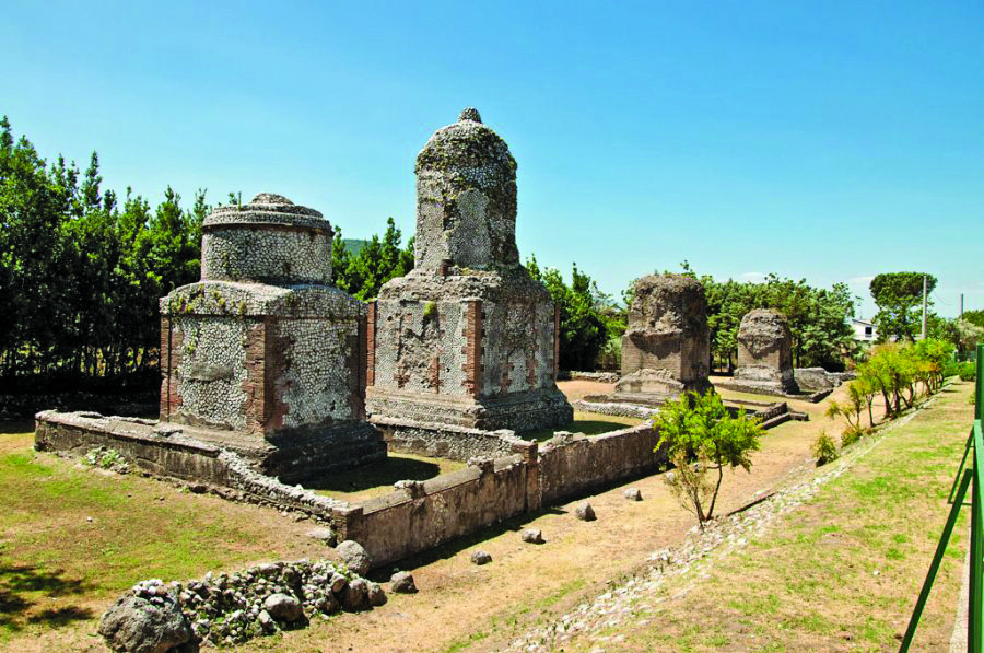 005 - Parco dei monumenti funerari in Località Casale e la strada verso Calatia